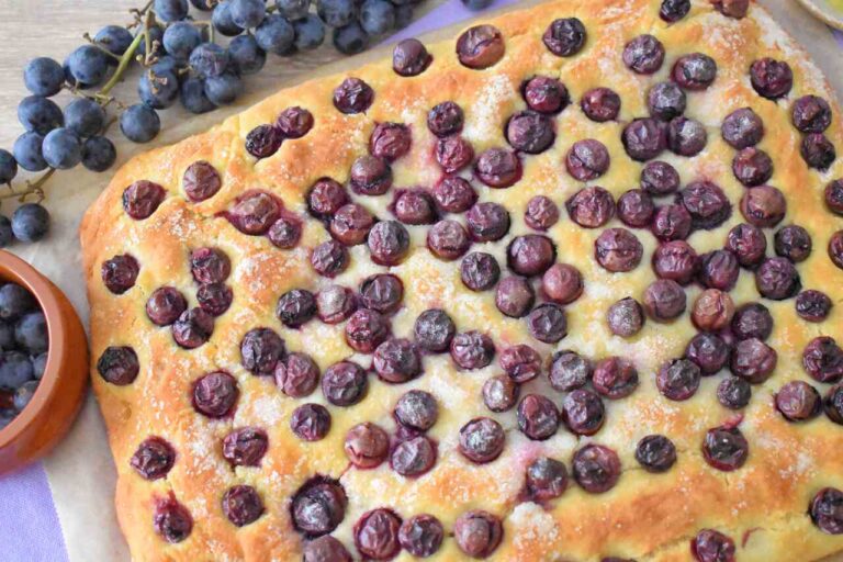 Slodki chleb focaccia z winogronami