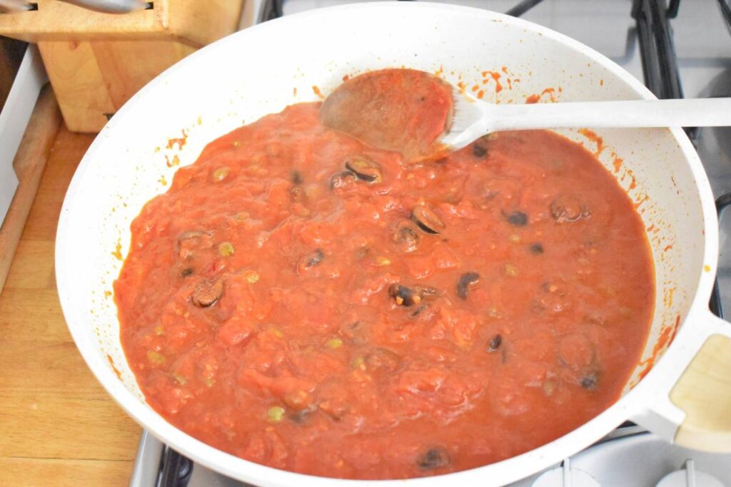 Spaghetti z oliwkami w sosie pomidorowym