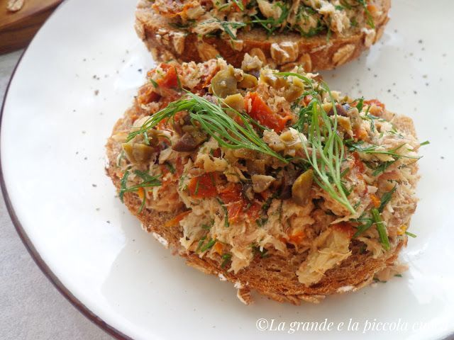 ŚróPasta kanapkowa z makrelą, suszonymi pomidorami i oliwkami
