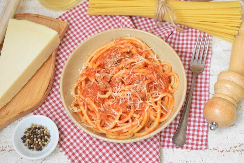 Spaghetti all'amatriciana przepis tradycyjny