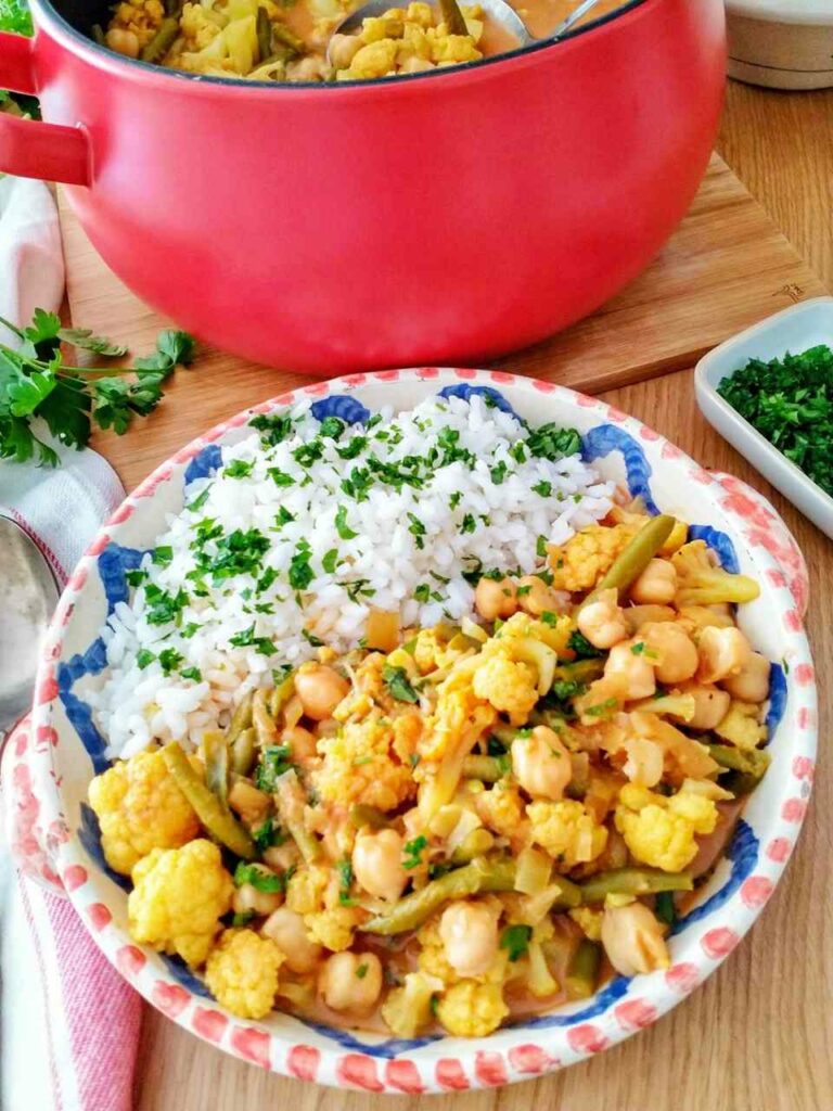 Curry z kalafiorem i ciecierzycą