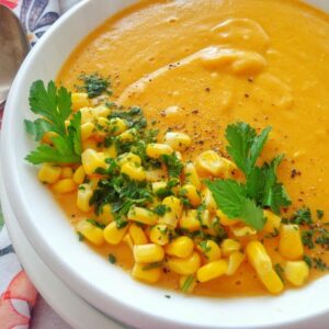 Kremowa zupa z dyni, kukurydzy i soczewicy