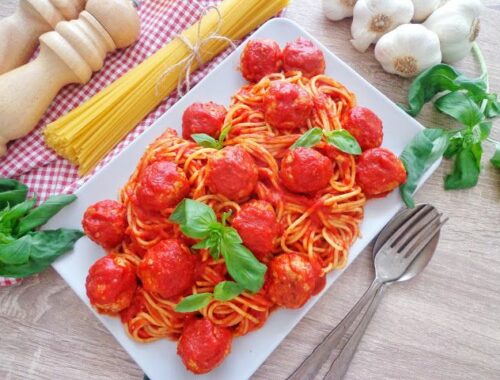 Spaghetti w sosie pomidorowym z pulpecikami