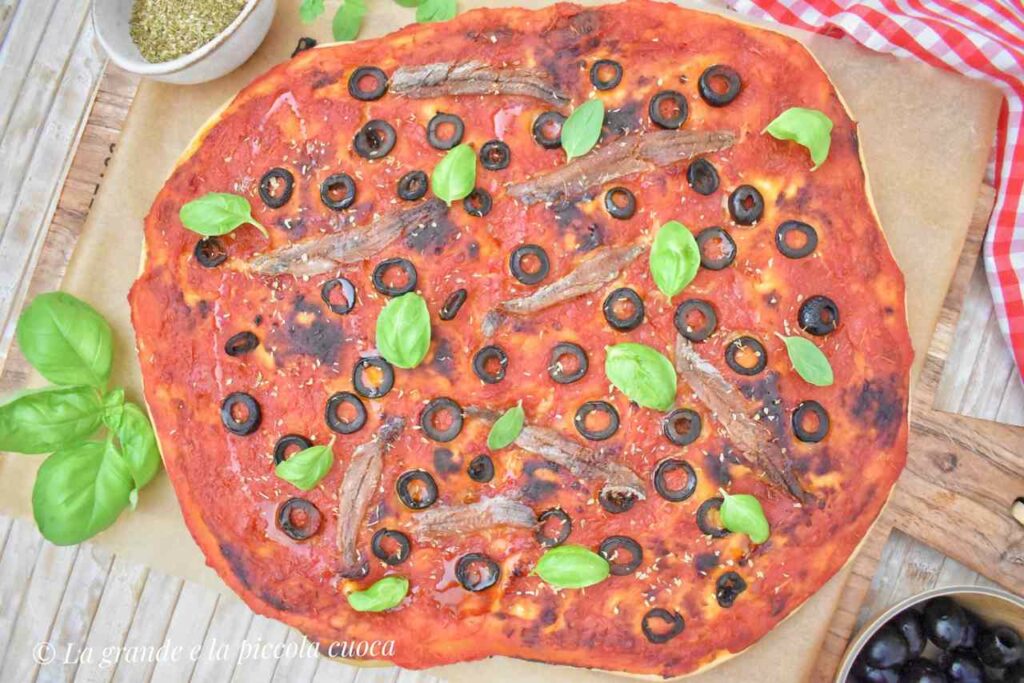 Focaccia z sosem pomidorowym i oliwkami