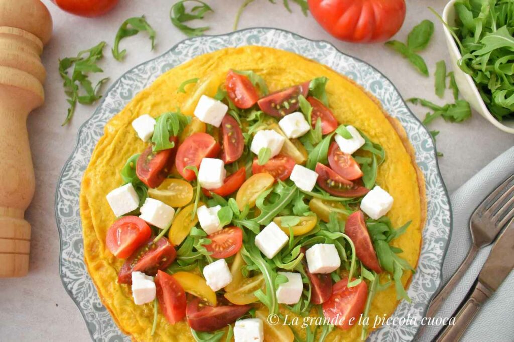 Frittata z pomidorkami, fetą i rukolą