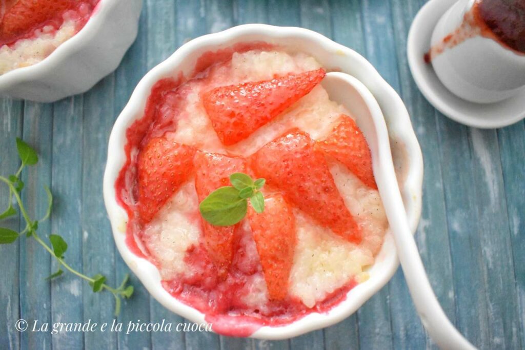 Pieczony pudding ryżowy z truskawkami