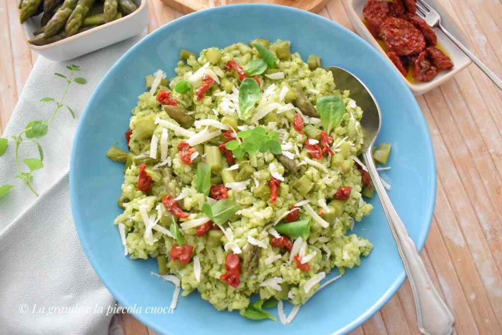 Sałatka ryżowa ze szparagami i pesto