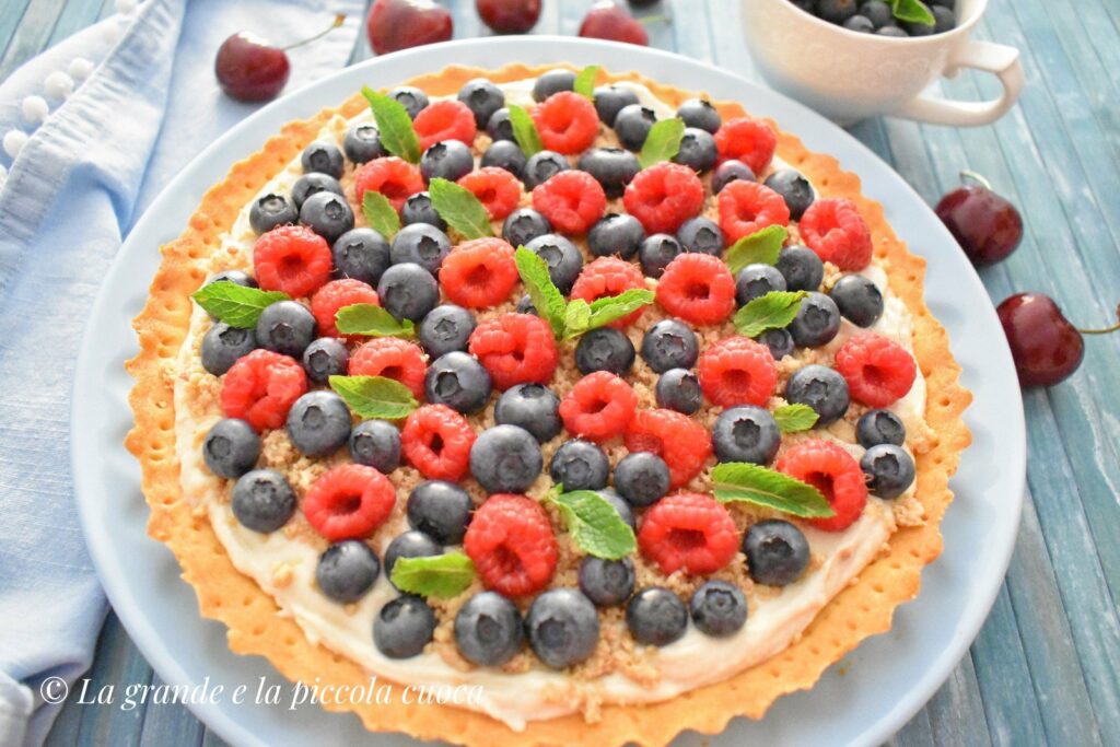 Krucha tarta z kremem chałwowym z owocami