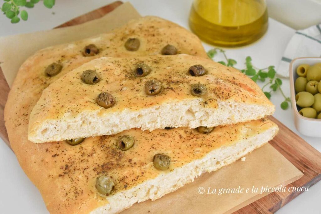 Focaccia z oliwkami i oregano