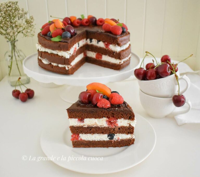 Tort Devil’s food cake z owocami