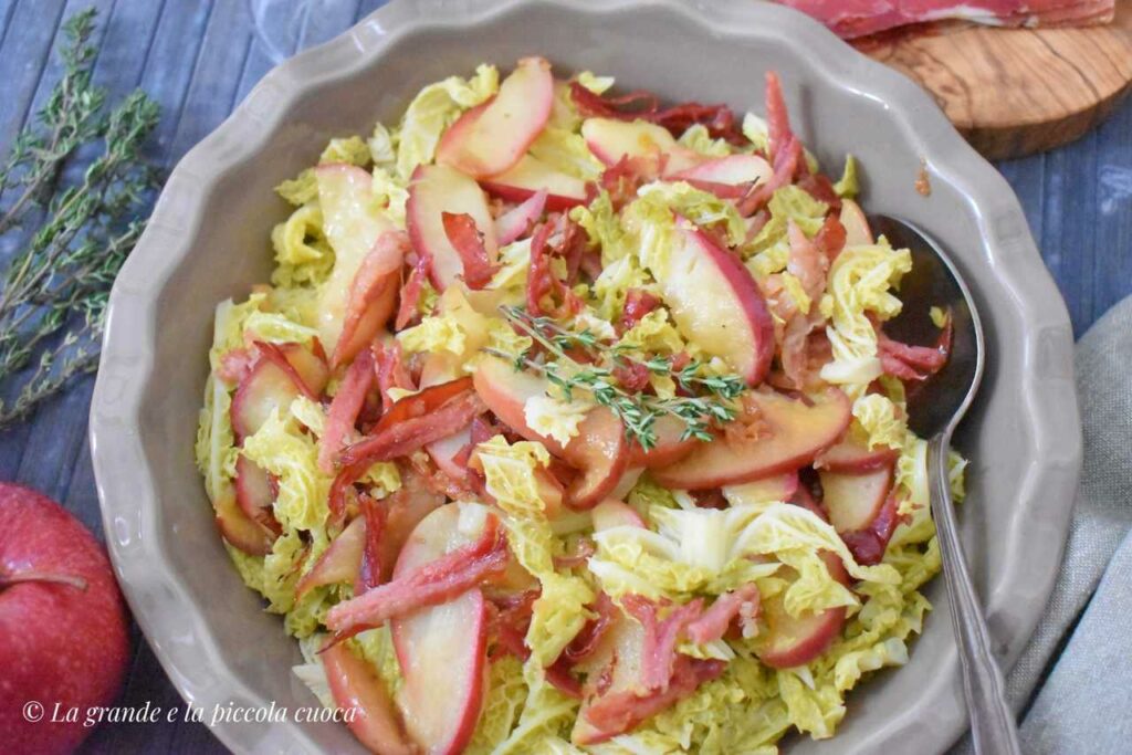 Duszona kapusta z wędzoną szynką i jabłkiem