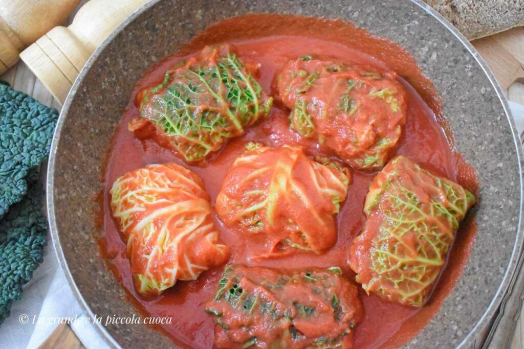 Golabki z tunczykiem w sosie pomidorowym