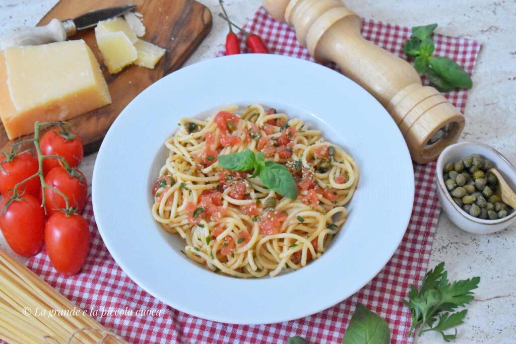 Spaghetti z sosem ze swiezymi pomidorami