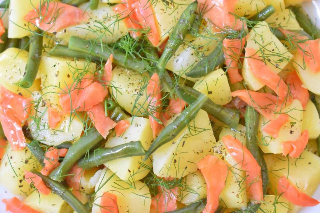 Salatka z lososiem i ziemniakami