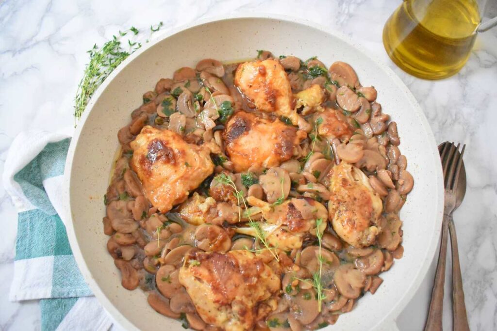 Przepis na duszonego kurczaka w pieczarkach