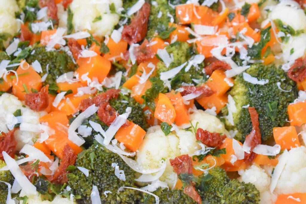 Gotowane warzywa w salatce na jesien