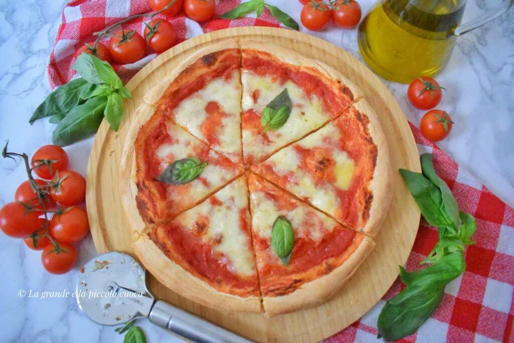 Pizza z serem mozzarella i pomidorami