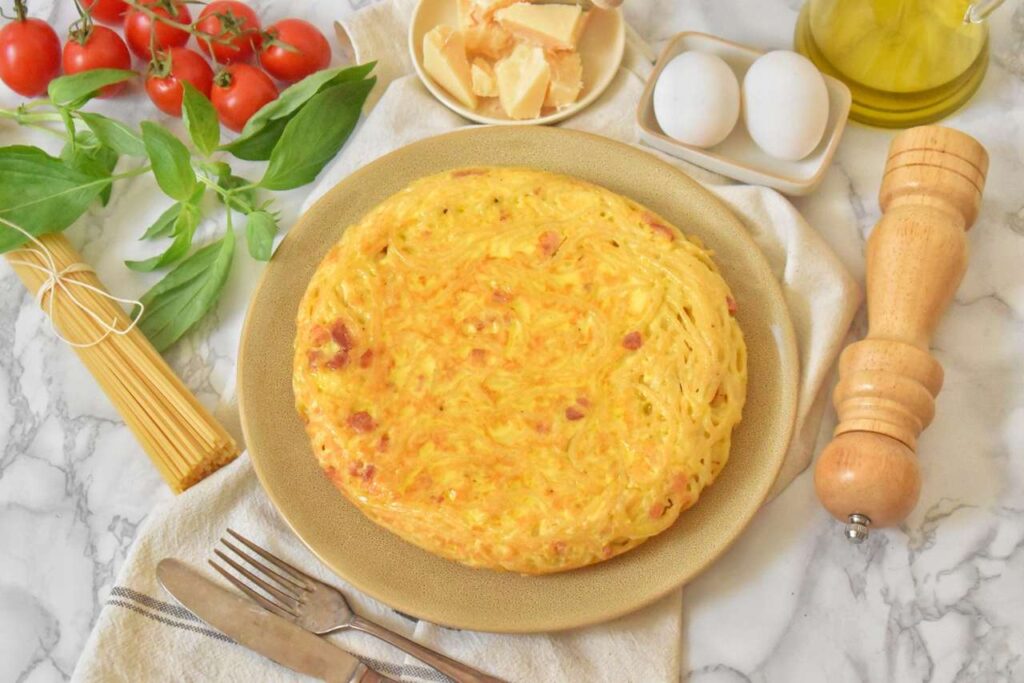 Przepis na omlet z makaronem i boczkiem