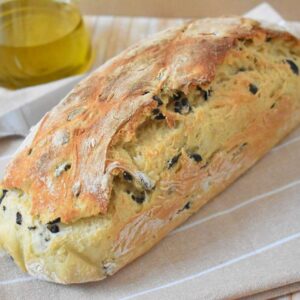 Przepis na wloski chleb z czarnymi oliwkami