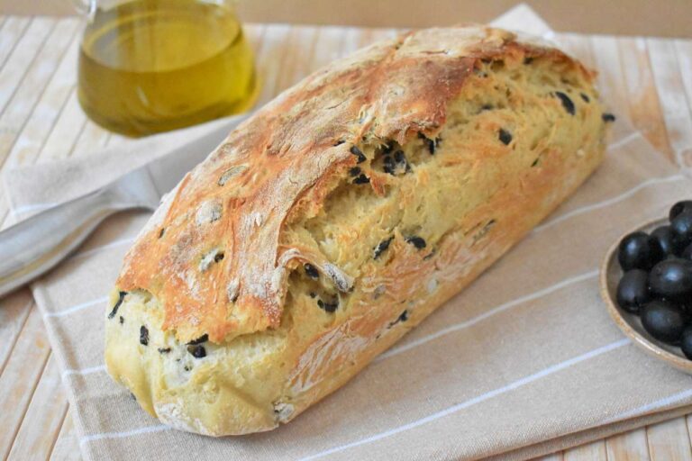 Przepis na wloski chleb z czarnymi oliwkami