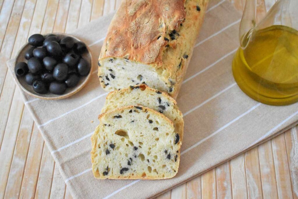 Domowy chleb z oliwkami