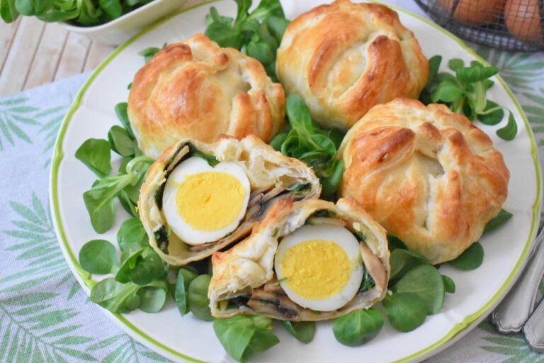 Przepis na pieczone jajka w ciescie francuskim