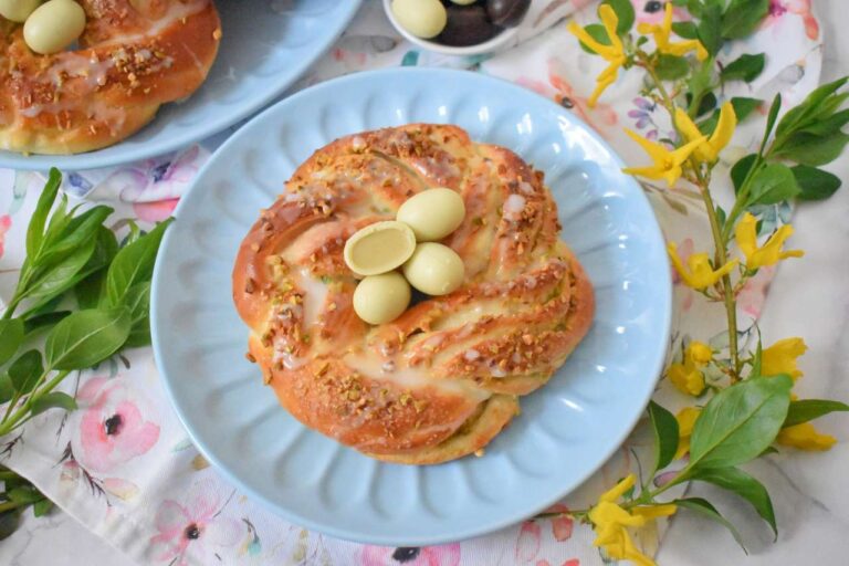 Drozdzowy wieniec pistacjowy