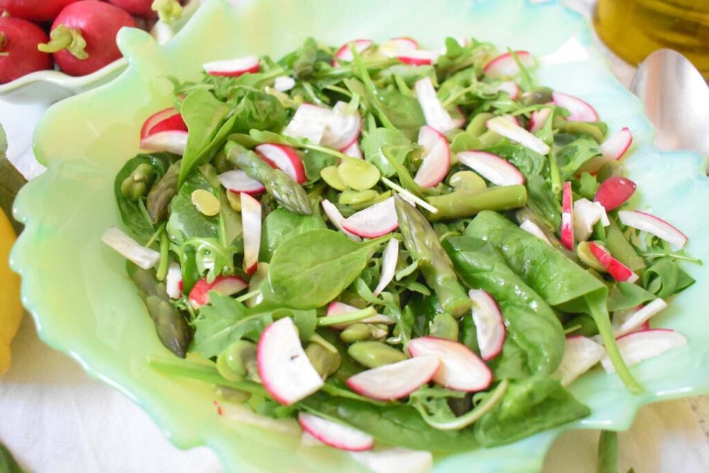 Salatka z wiosennymi nowalijkami