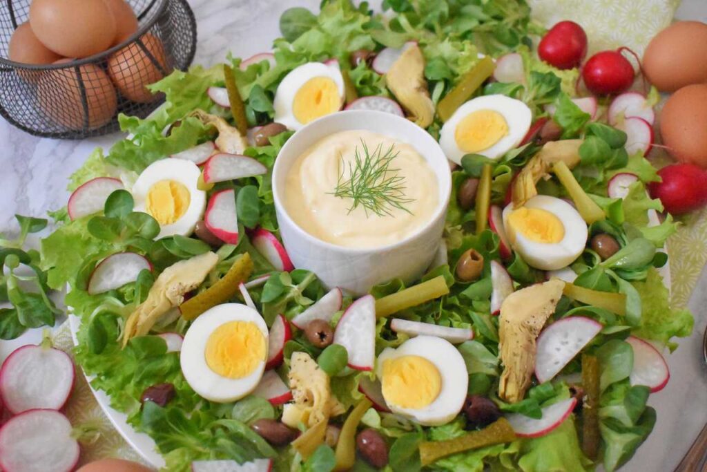 Salatka z jajkami i rzodkiewkami na Wielkanoc