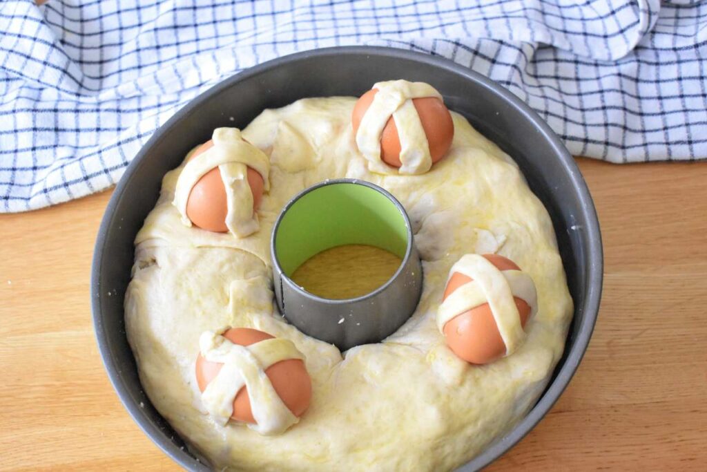 Wloski chleb casatiello z jajkami