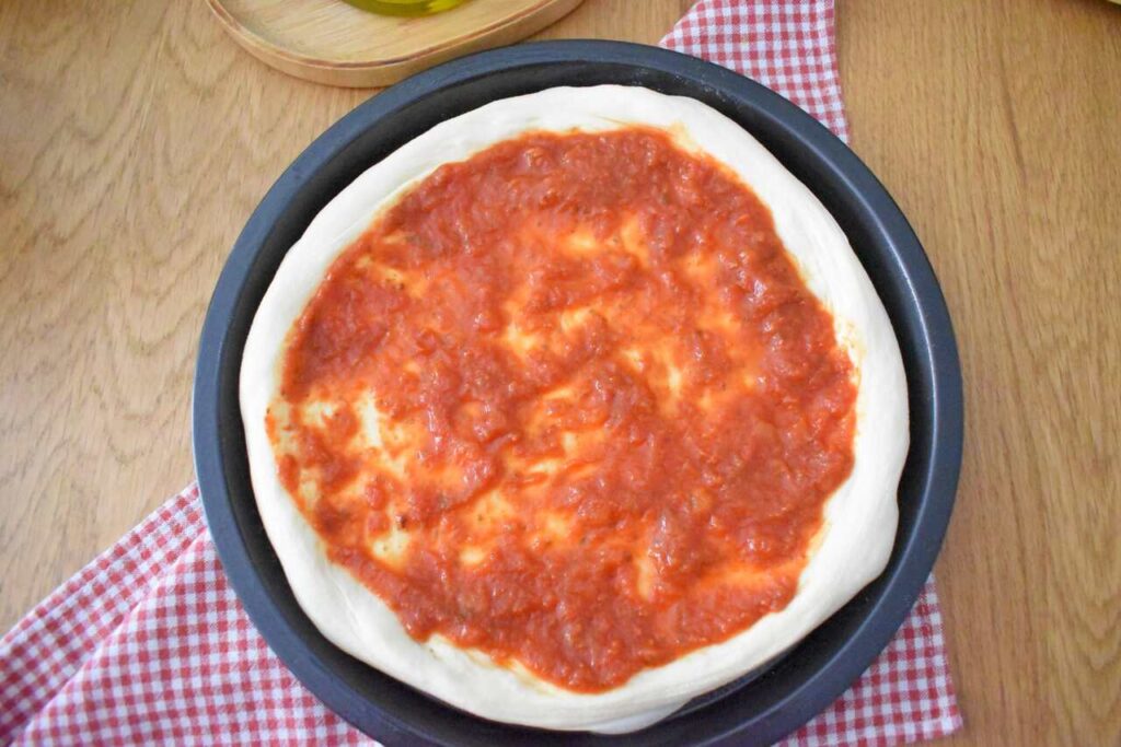 Pizza margherita z mozzerella i sosem pomidorowym