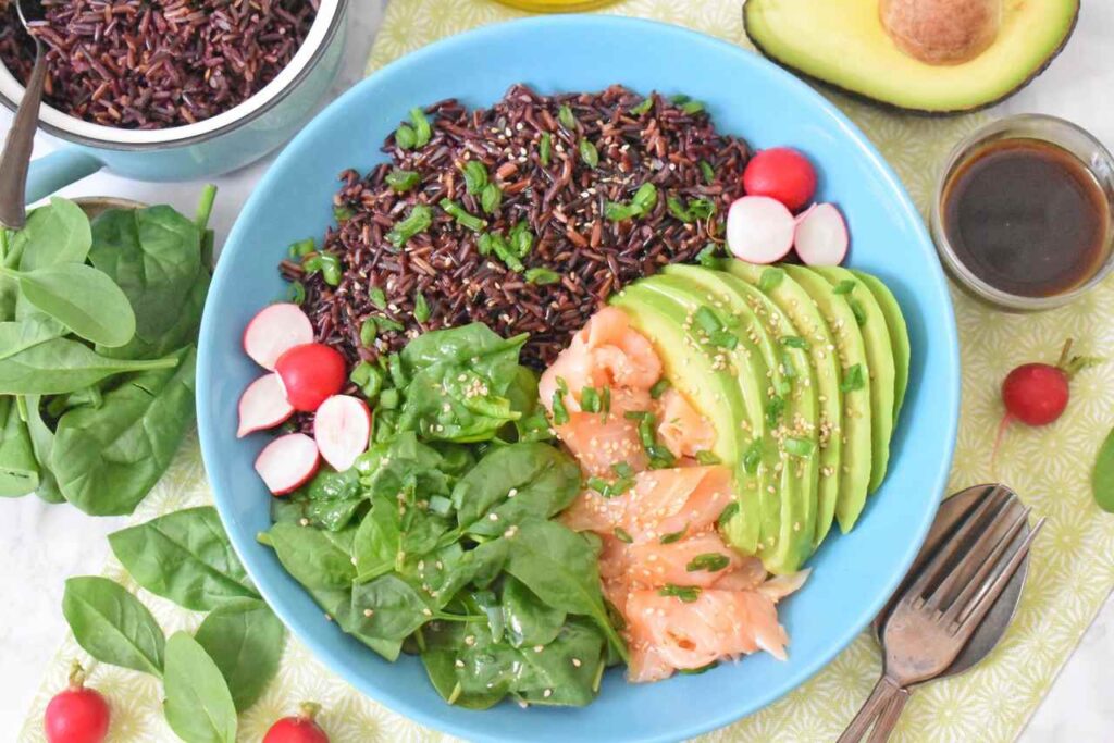 Salatka z wedzonym lososiem i ryzem