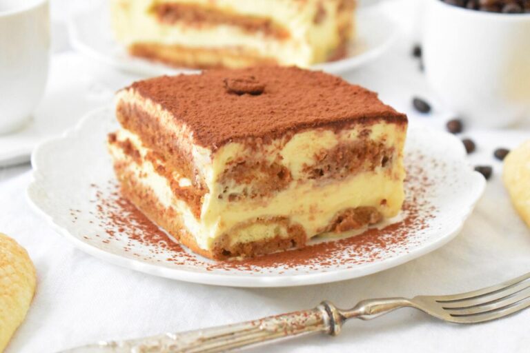 Oryginalny wloski deser tiramisu z kremem mascarpone