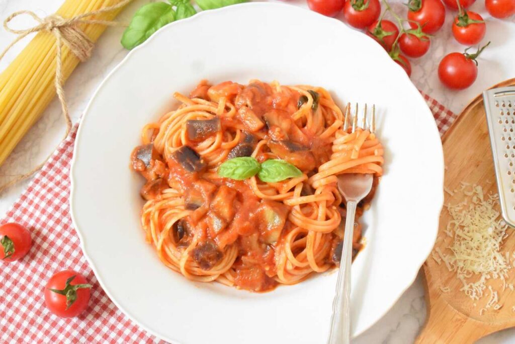 Przepis na makaron w sosie z baklazanami