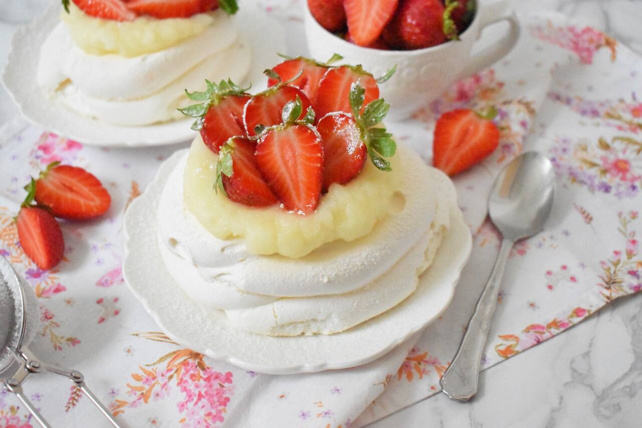 Mini beza pavlova z truskawkami i kremem cytrynowym – La grande e la ...