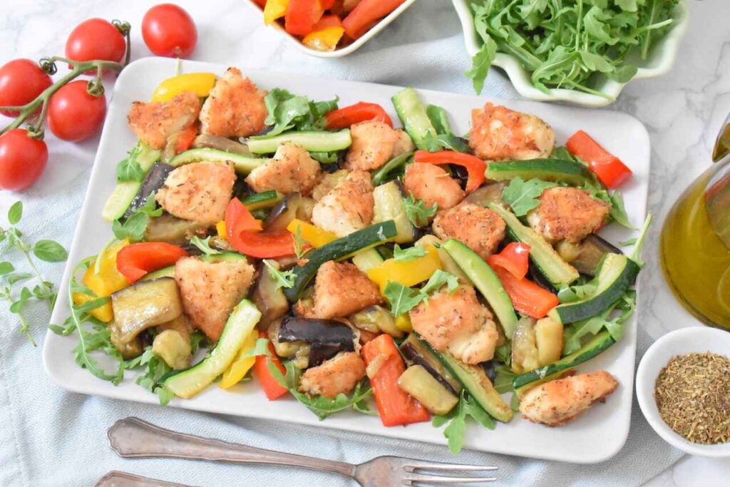 Salatka z warzywami i kurczakiem na cieplo