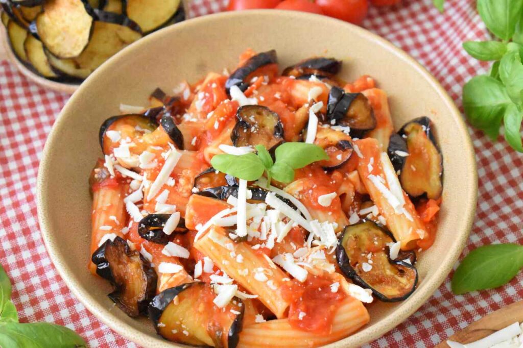 Przepis na pasta alla norma z baklazanami i pomidorami