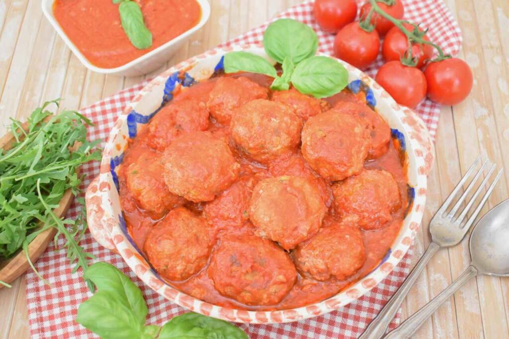 Przepis na miesne pulpeciki w sosie pomidorowym