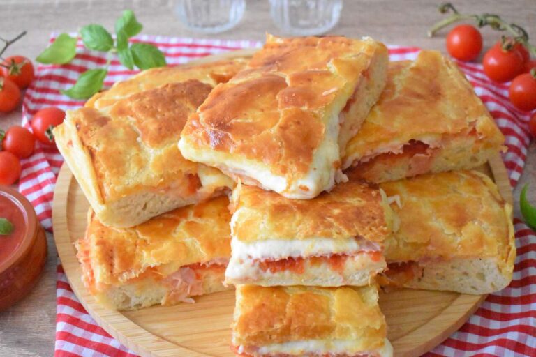 Neapolitańska „Pizza Parigina” z serem, szynką i pomidorami