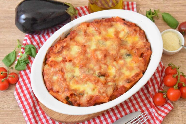 Zapiekanka z makaronem po sycylijsku z sosem pomidorowym i baklazanami