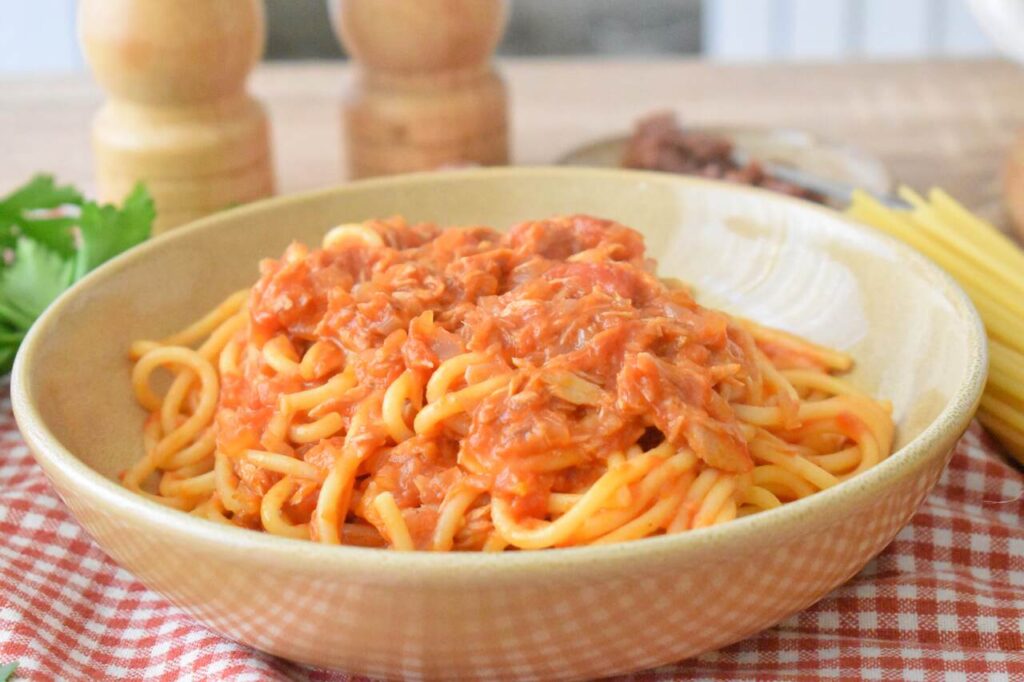 Spaghetti z tunczykiem i pomidorami po bolonsku
