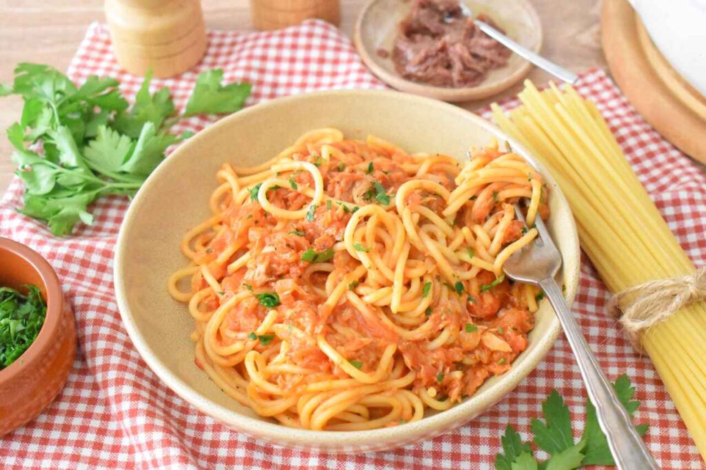 Spaghetti z tunczykiem po bolonsku