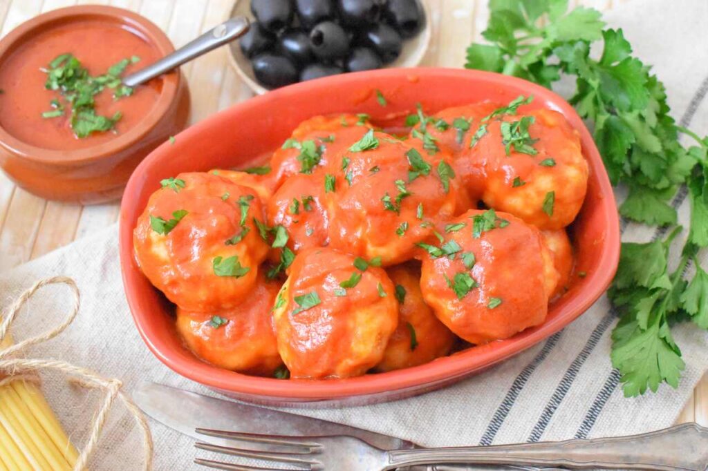 Przepis na pulpety rybne w sosie pomidorowym