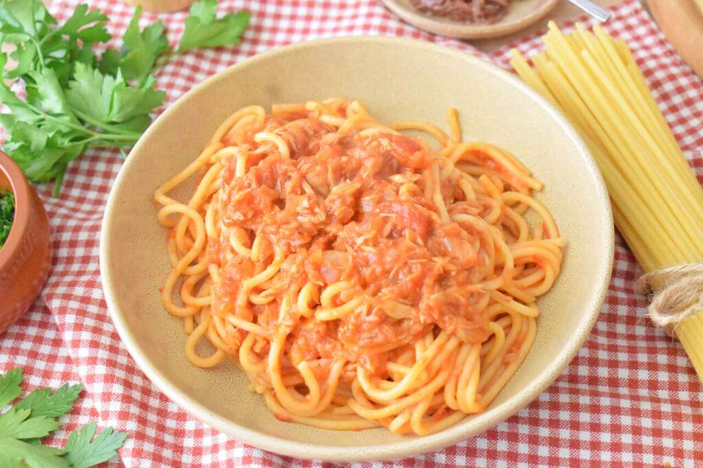 Spaghetti z tunczykiem i sosem pomidorowym