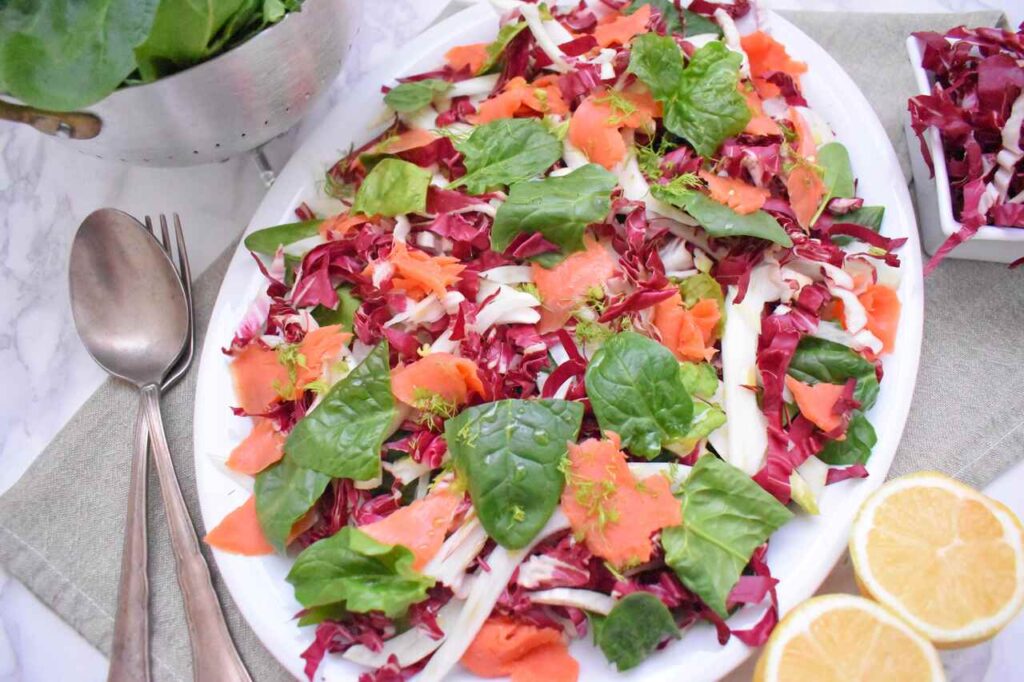 Przepis na salatke z lososiem wedzonym