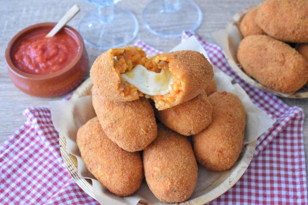 Wloskie krokiety suppli al telefono z mozzarella