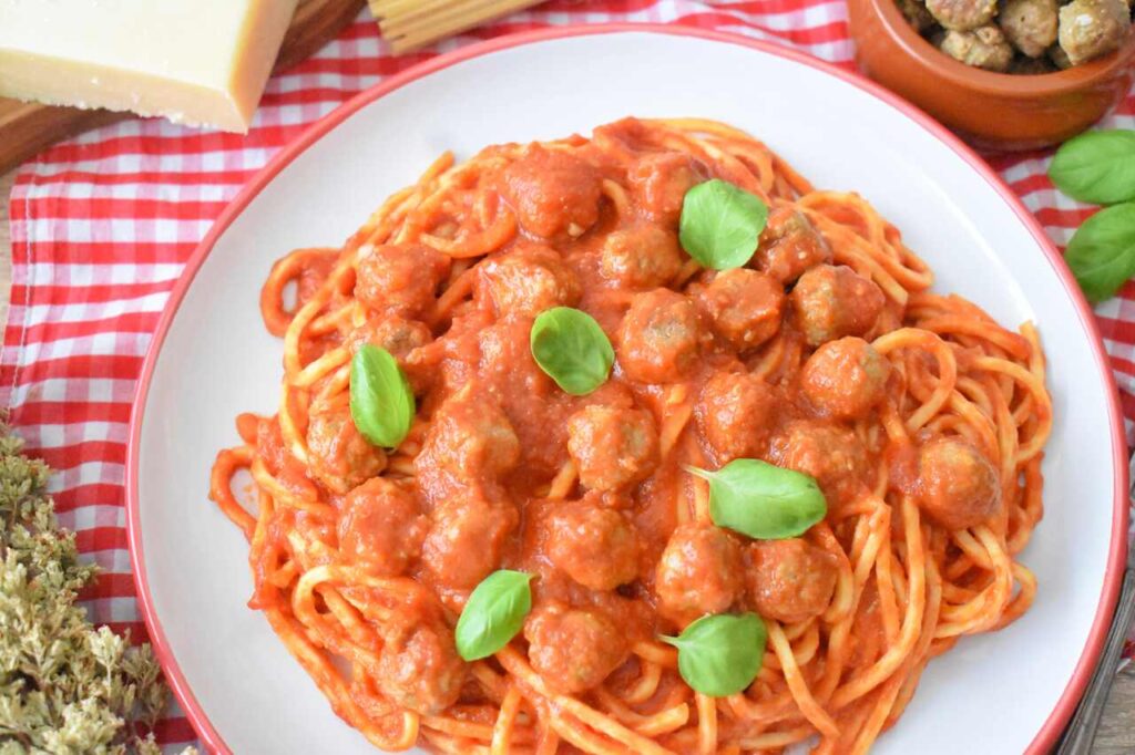 Przepis na wloski makaron w sosie z klopsikami