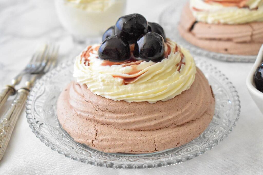 Przepis na kakaowa beze pavlova z kremem