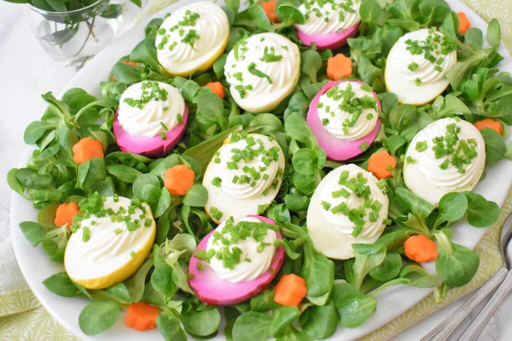 Kolorowe marynowane jajka w burakach