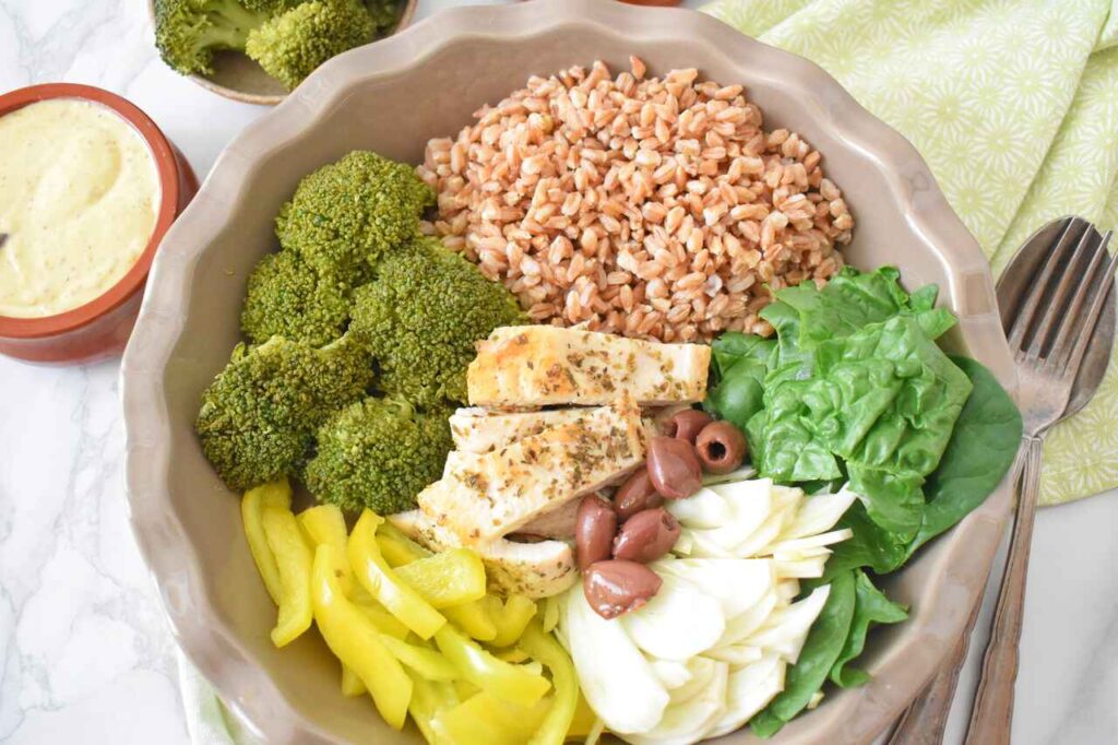 Salatka bowl z warzywami i kurczakiem